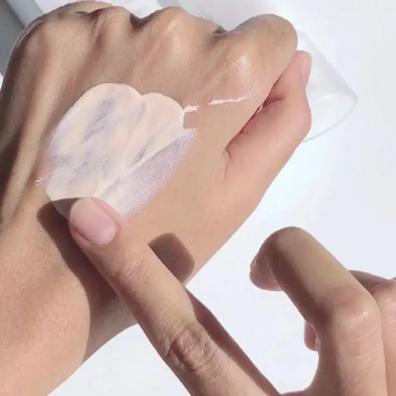 اثر کرم ضد آفتاب رنگی سنتلا کرمی اسکین 1004 تون آپ