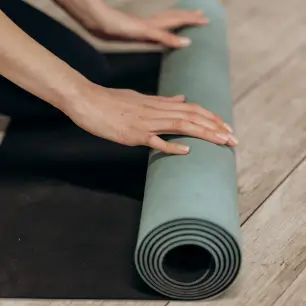 تأثیر یوگا بر تقویت و کاهش کمپشتی موها