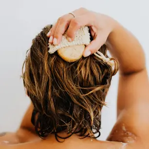 شامپوی ملایم برای مراقبت از موها در پاییز