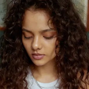 استفاده از ماسک‌های خانگی آووکادو و روغن زیتون برای موهای فر