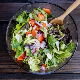 رژیم غذایی سالم شامل سبزیجات، امگا۳ و پروتئین برای سلامت موی فر