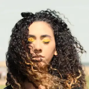 ماسک و روغن‌تراپی برای روتین هفتگی موهای فر