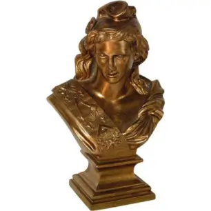 مجسمه برنزی نیم‌تنه‌ی ماریان