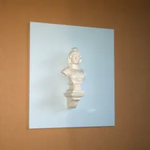 مجسمه سفید دیواری ماریان